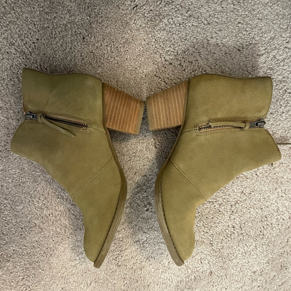 American eagle boots. Good quality, like new. Worn once. Size 7 US